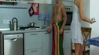 Dukra miegojo nuo al ...