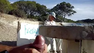 Besišypsanti sesuo č ...